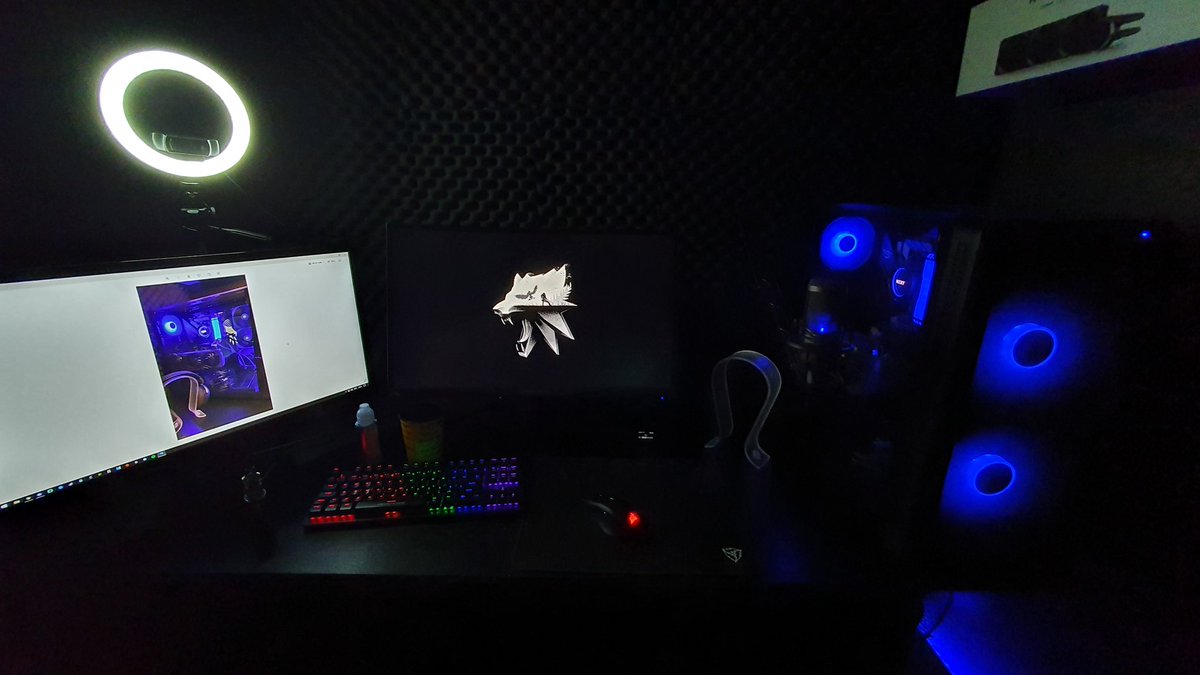 Perx_EU's tweet image. #jaywhatdoyouthinkoctober

Stream setup/Motorcycle gear storage. Specifically Darley Havidson 😂

Ryzen 7 3700X 
RTX2070 super 
Corsair vengeance rgb (ryzen tuned 😉)
Rog strix b450
Kraken X72 AIO
Predator panel 
Pallet wall.
