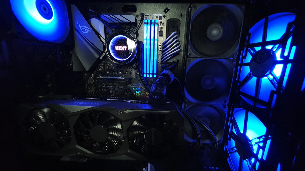 Perx_EU's tweet image. #jaywhatdoyouthinkoctober

Stream setup/Motorcycle gear storage. Specifically Darley Havidson 😂

Ryzen 7 3700X 
RTX2070 super 
Corsair vengeance rgb (ryzen tuned 😉)
Rog strix b450
Kraken X72 AIO
Predator panel 
Pallet wall.