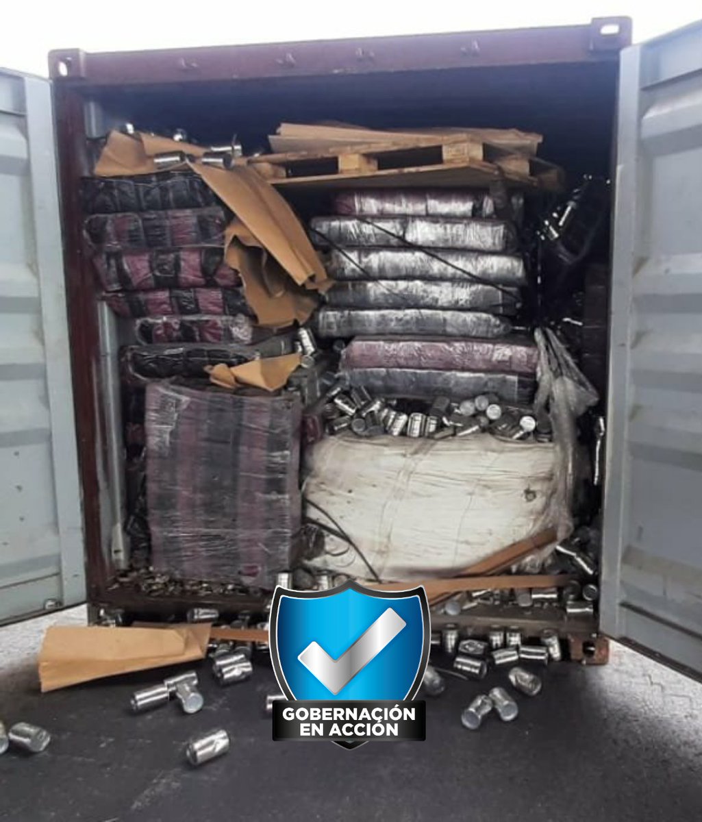 goberguayasec's tweet photo. COMBATE AL NARCOTRÁFICO👮‍♂️👮‍♀️ 
@PoliciaEcuador incautó aproximadamente 5 TONELADAS de droga y detuvo a 3 personas, tras realizar varios operativos en el Puerto de #Gye. 

#GobernaciónEnAcción https://t.co/vks48JWow4