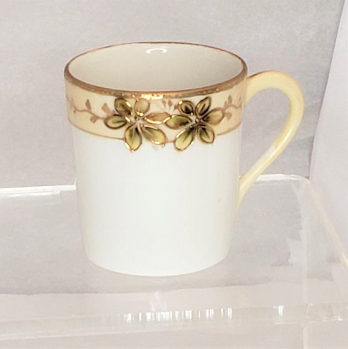 julesworkworth's tweet photo. Want to send a cup of cheer? Shop #etsy shop: Lovely Little 2" Miniature Demitasse Flat Cup Hand Painted In Japan https://t.co/FelVmiWpTP #white #yellow #no #ceramic #teacup #porcelain #china #goldtrimmed #handpainted https://t.co/4t7HaUyluF