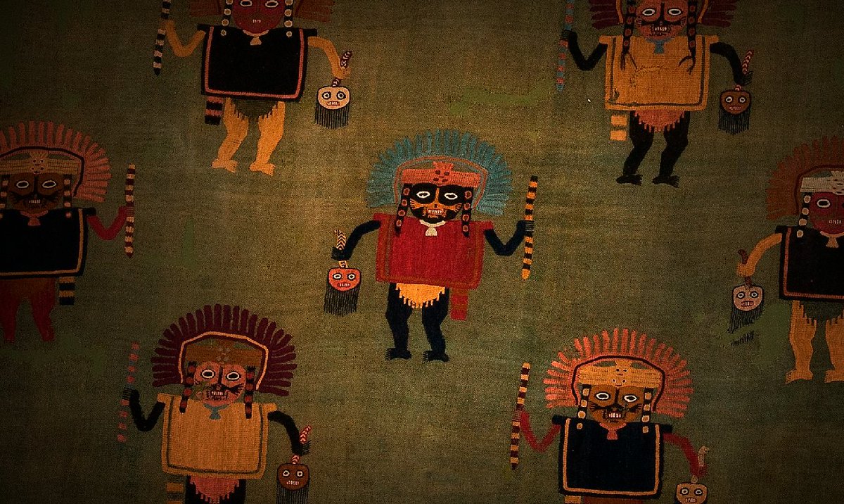Antiguo_Peru's tweet photo. Personajes enmascarados sostienen cuerdas de las que cuelgan cabezas humanas. Fueron bordados hace 2000 años sobre un manto que sirvió como mortaja a un personaje sepultado bajo las arenas de la península de Paracas (Ica). La extrema aridez del sitio permitió su conservación /1 https://t.co/IVwqxw8r2E