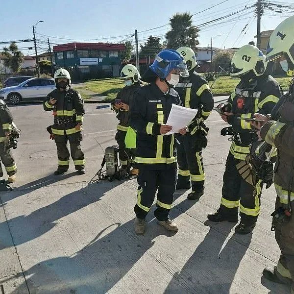 CentralSanPedro's tweet photo. Más de un mes de capacitación en curso de "Búsqueda y Rescate", dictado por Instructores ANB, para el Cuerpo de Bomberos de San Pedro de la Paz. 
14 voluntari@s de las cuatro compañías que componen nuestro Cuerpo,finalizaron curso, correspondiente a la Malla de Bomberos operativo https://t.co/v7UAGHEx4Q