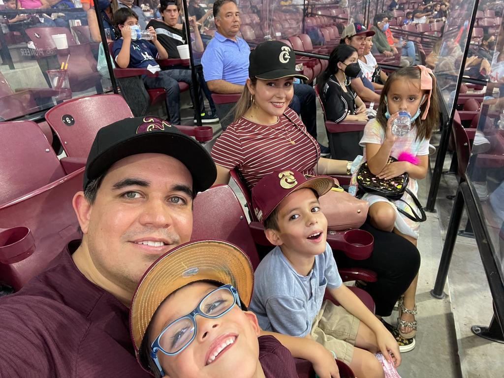 RicardoMadridP's tweet photo. Después de una semana de mucho trabajo, nada como pasar mi domingo con Ale y mis trilliz. Y que mejor que ver jugar a nuestros @clubtomateros 🍅⚾️ #RIMA https://t.co/XCZA6AmmBy