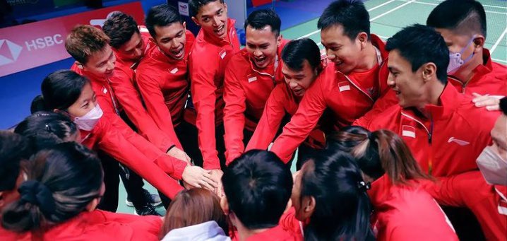 novaaamanda's tweet photo. Bangga banget, selamaaat tim Thomas Indonesia! Super duper keren ❤️ Oya semangat Indonesia, jangan sampe kena sanksi lagi supaya bendera Indonesia bisa berkibar beneran #ThomasCup2021 https://t.co/GAj5iM9WCx