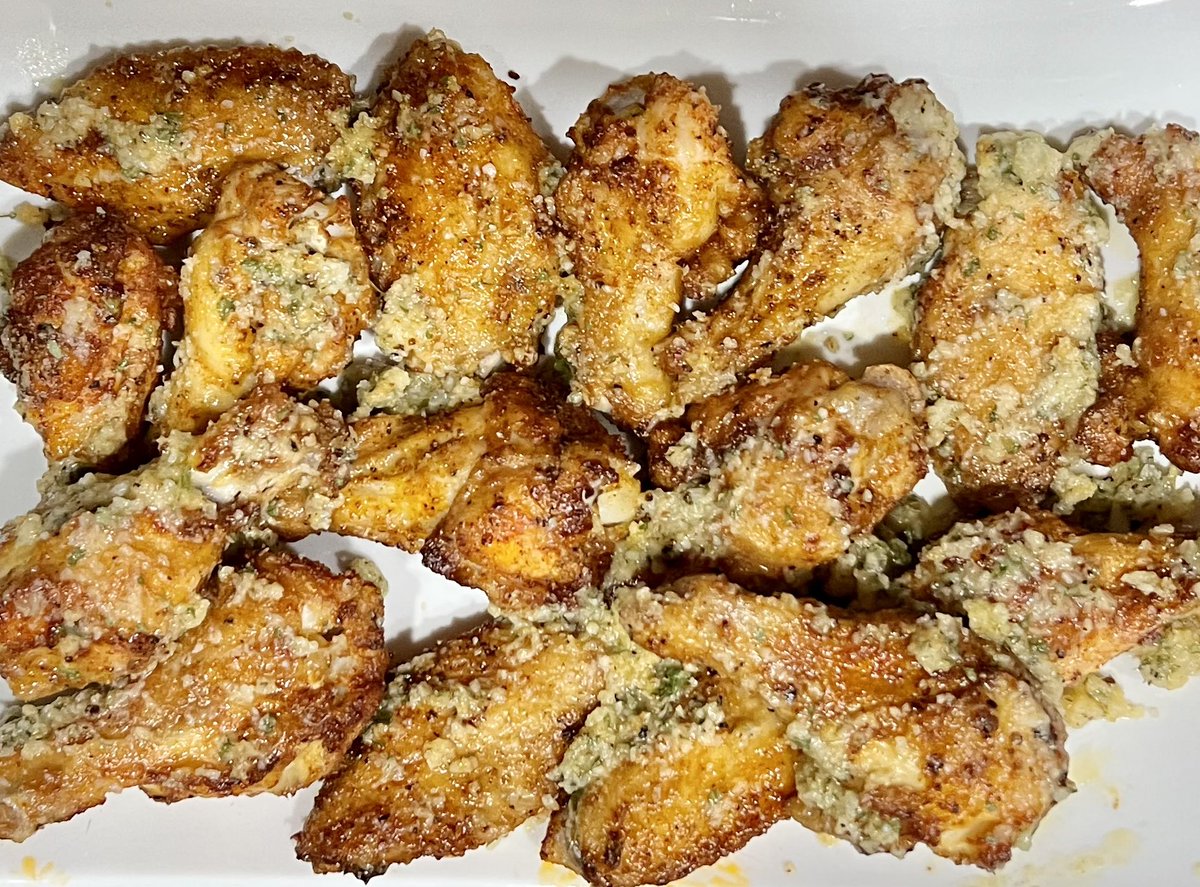 NightRiderTunes's tweet photo. Wing me this, Wing me dat,
Low carbs no sugar,
With jus a lil fat 😂 

#keto dish from #nightkitchen tonight 😋 garlic-parm keto wings https://t.co/QSIDmX44fV