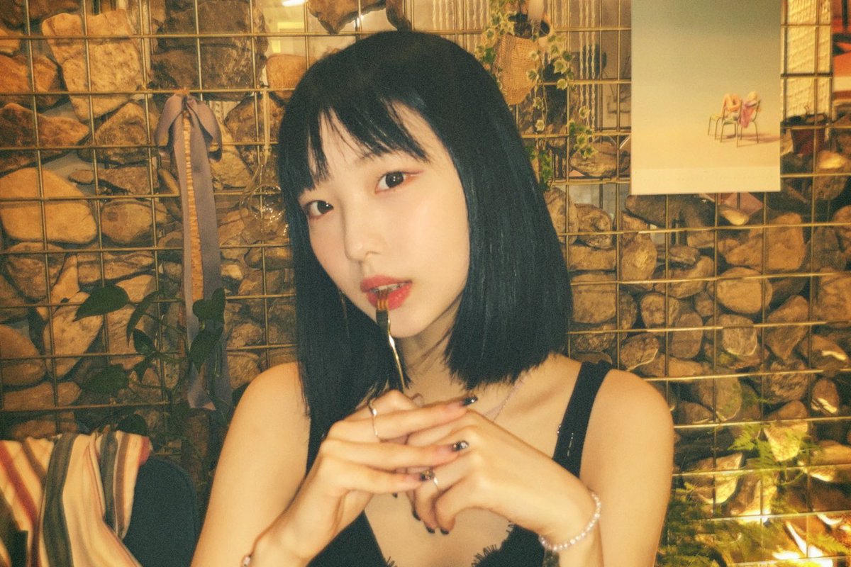 yeopitpat's tweet photo. yeojin from loona being a ace idol in kpop - a thread https://t.co/MvTSQ8GuHw