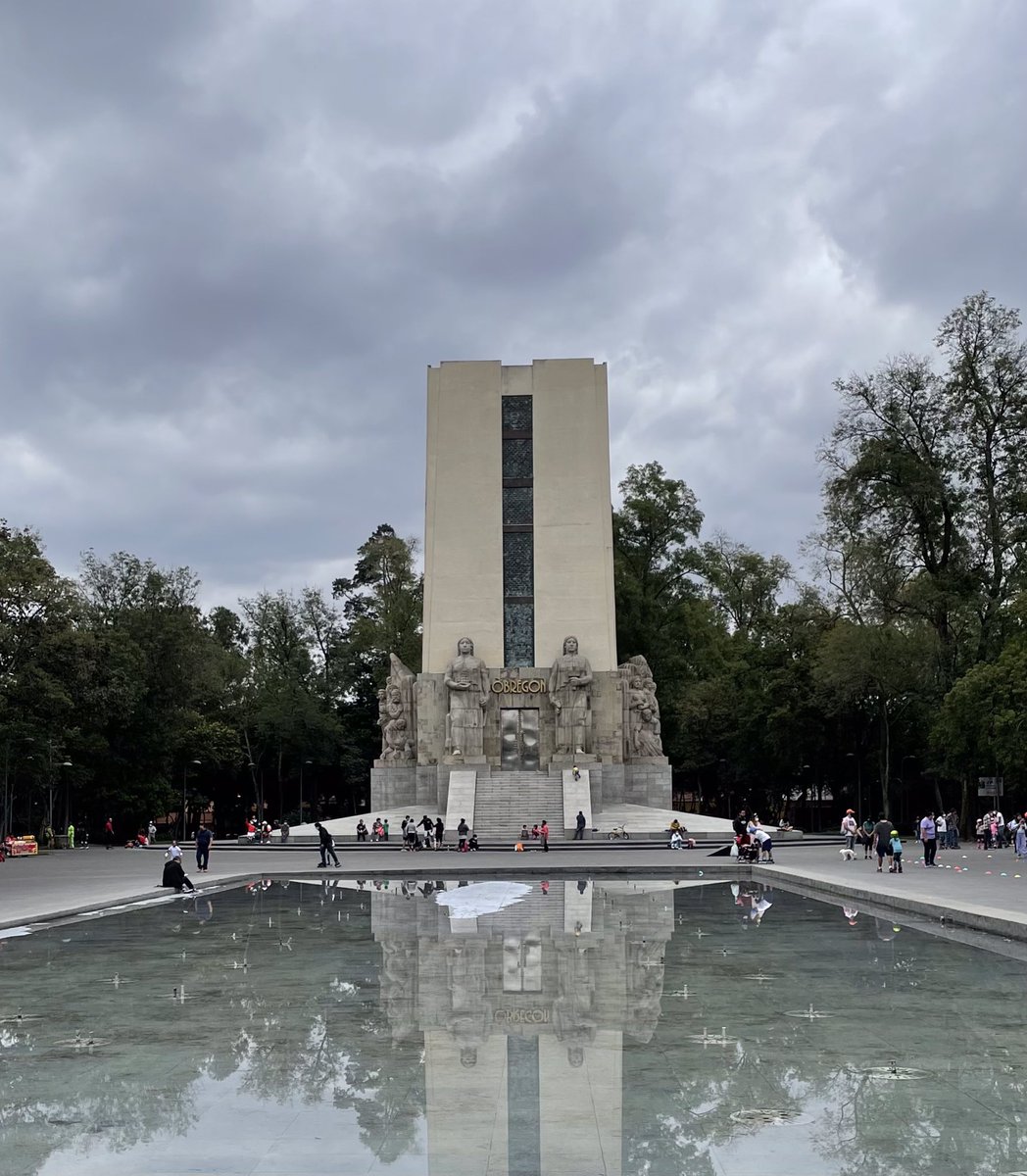 Extraño ese México en el que podías entrar a este monumento y encontrarte la mano de Obregón flotando en un frasco lleno de formol.