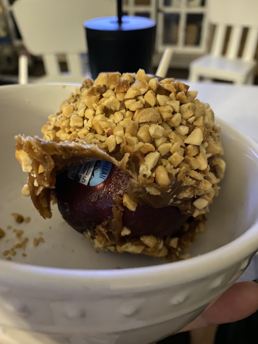ActionJoey's tweet photo. My wife was so excited to finally eat her candy apple from our trip to @SeaWorld yesterday, until after her first few bites she found the STICKER still on the Apple hidden under the caramel. Are you serious 🤦🏻‍♂️ https://t.co/UQMFfamlst