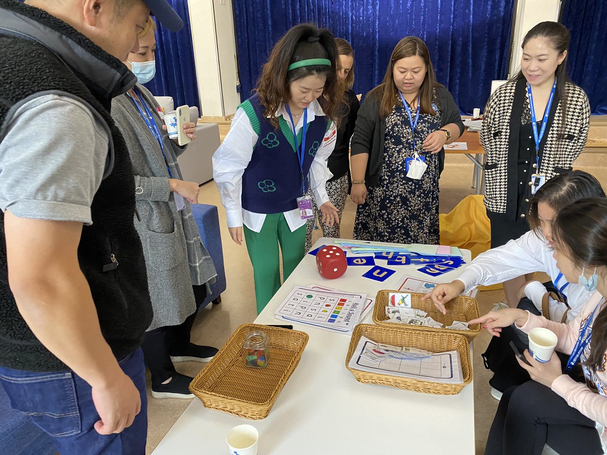 Welcoming our #parents and exploring what #reading looks like in #earlyyears! Picture walks, sound discrimination, story telling and #phonics #wissshanghai