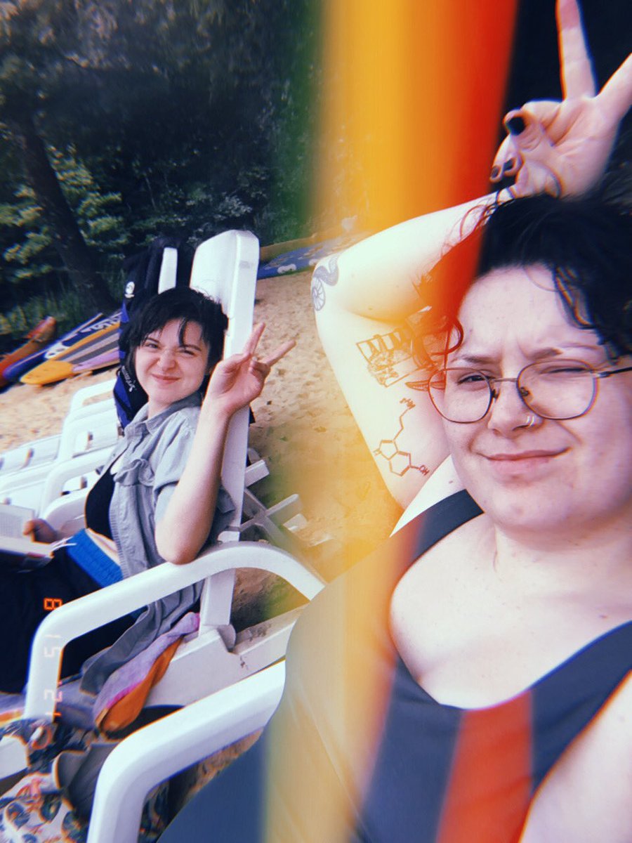 anxiouslez's tweet photo. I’m sad so here’s cute pics of me and my friends https://t.co/XevSvR0wJ1
