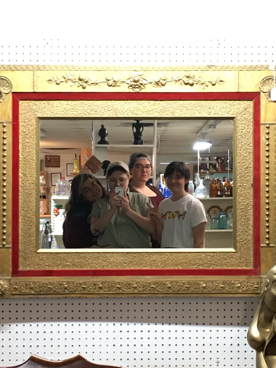anxiouslez's tweet photo. I’m sad so here’s cute pics of me and my friends https://t.co/XevSvR0wJ1