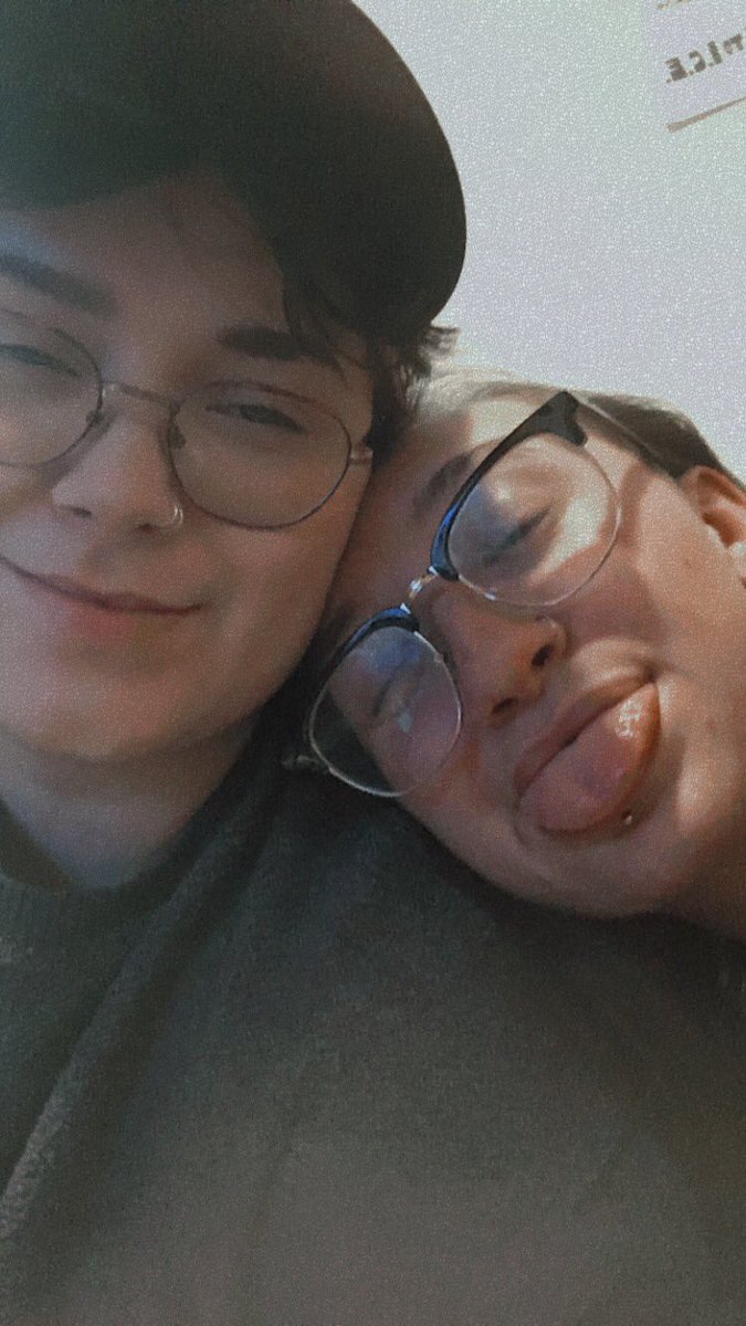 anxiouslez's tweet photo. I’m sad so here’s cute pics of me and my friends https://t.co/XevSvR0wJ1