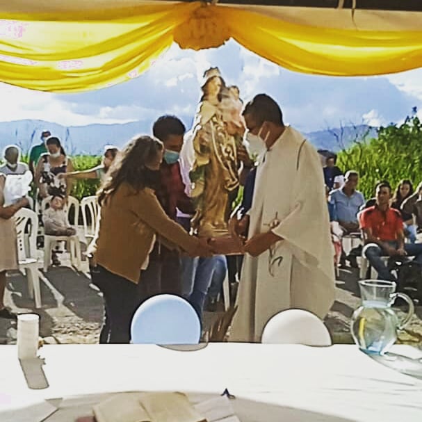 mtvsomosasi's tweet photo. #17octubre En #Michelena se llevó a cabo la celebración con motivo a los "26 AÑOS DE LA VIRGEN DEL CARMEN DE LA CARBONERA". Conmemorando la aparición de la virgen que fue en el lugar de la Capilla bajando las tres palmera.
#YoAmoMichelena #LaVerdadSiempreTriunfa https://t.co/pfY5JtRrJ2
