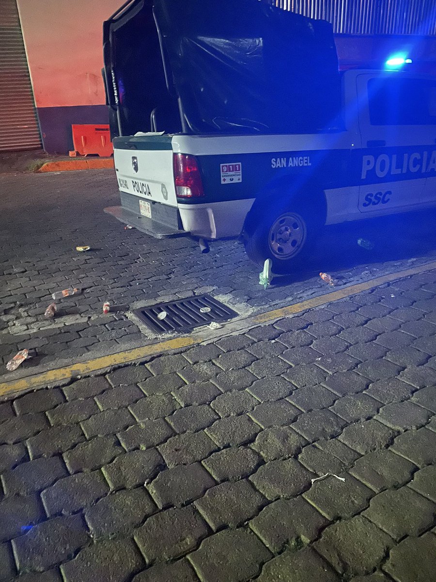 owadi's tweet photo. Foto de la patrulla con el basura que dejó a su alrededor y foto de la placa MX-219-M2 @VecinosTizapan @AlcaldiaAO @lialimon @Claudiashein https://t.co/9onaTBXw7J