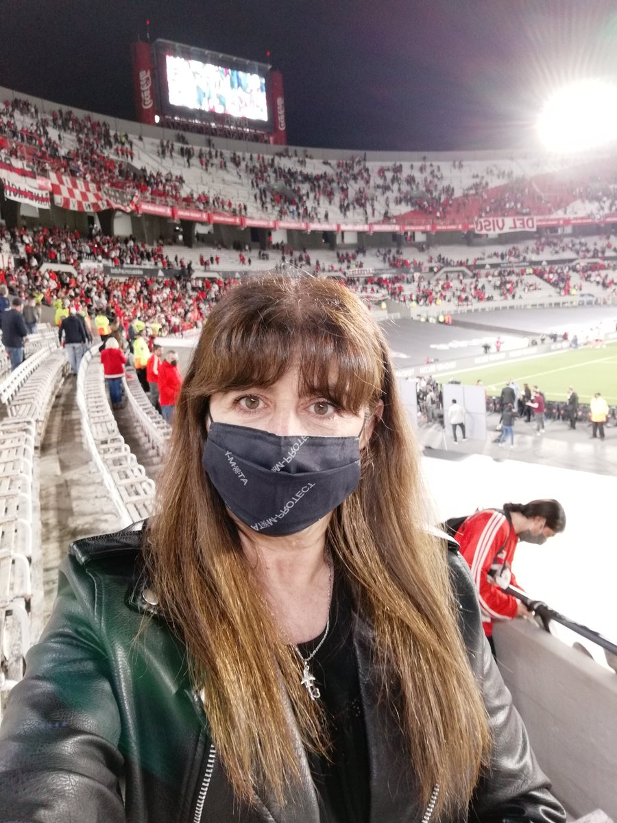 canadri's tweet photo. Festejando el día de la madre en casa 🏟️❤️
#mamamonumental
#RiverPlate
#ElFamosoRiver
#PuraIdentidadRiverPlatense
#Grandeza
⚪❤️⚪ https://t.co/EFG0b0LieI