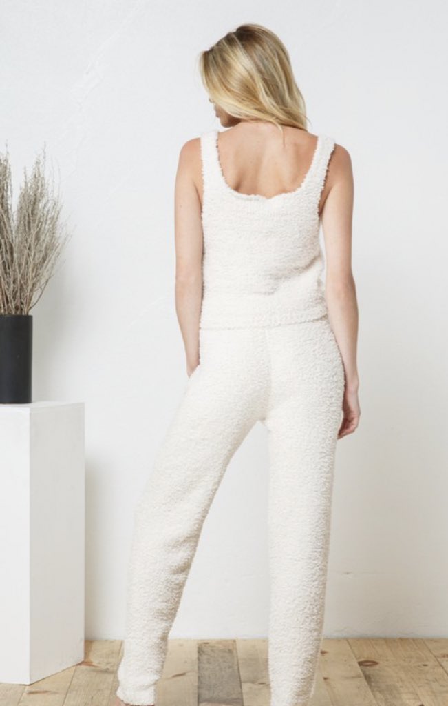 drivenbycomfort's tweet photo. Just hours away before the Oh So Cozy Set drops!✨See you tomorrow at 9 am and remember to use code COZY FOR 20% off! 💵
https://t.co/fFtvaUDGEh https://t.co/r4fdgqRJZB