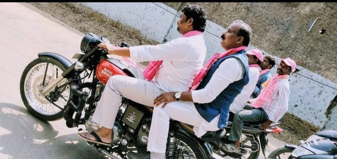 janjirala_sai's tweet photo. చెన్నూరు శాసనసభ్యులు ప్రభుత్వ విప్ శ్రీ బాల్క సుమన్ అన్నా గారికి హృదయపూర్వక జన్మదిన శుభాకాంక్షలు.
ఇలాంటి పుట్టినరోజులు మరెన్నో జరుపుకొని ప్రజాసేవలో నిండు నూరేళ్లు ఆయురారోగ్యాలతో ఉండాలని ఆ భగవంతుని ప్రార్ధిస్తున్నాను...❤️ @balkasumantrs @BorlakuntaMp
#TeamBVN https://t.co/rjNGj4NIgr