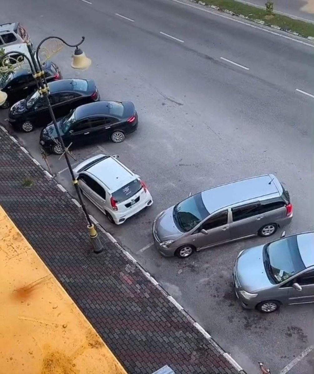 haikalhisham_'s tweet photo. Soalan :

Myvi itu betul ke salah?

Kredit : Hafiz Mansor FB https://t.co/bhAriCRbYv