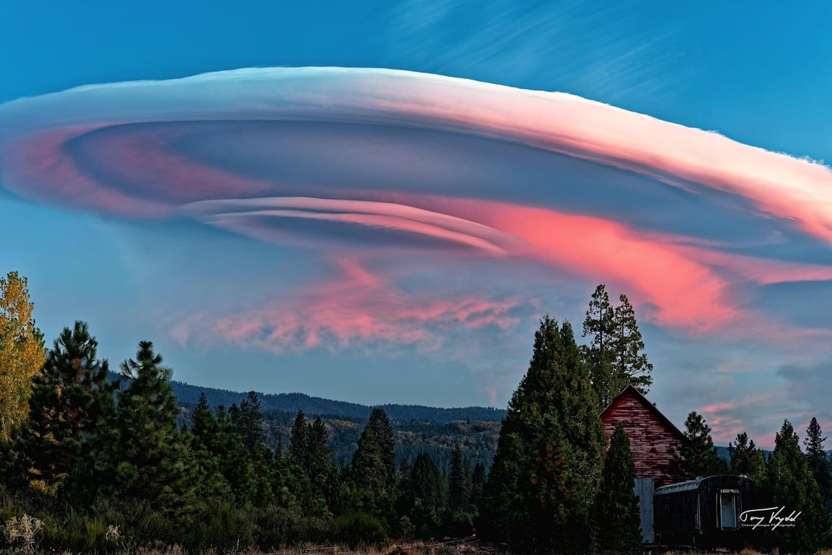 Imposant altocumulus lenticularis, hier en #Californie ! #lenticularClouds #lenticulaires 