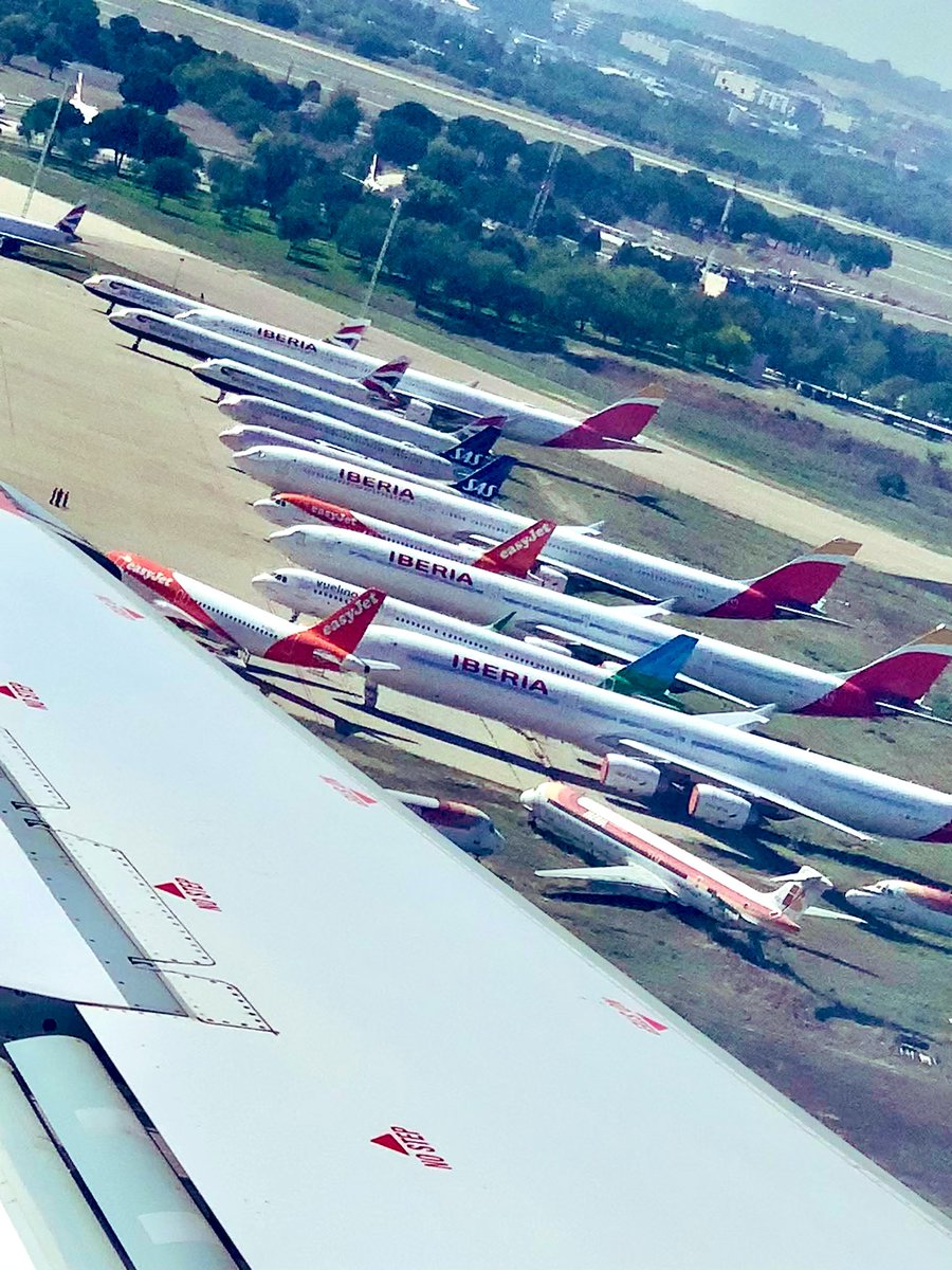 Muy cerca a la pista 32R de #Madrid #Barajas observando varios aviones en tierra