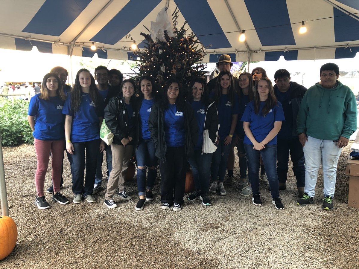 HobbtonFFA's tweet photo. Hobbton FFA had a great time this weekend assisting at the #FieldOfDreams at the @ncstatefair #WeAreHOBBTON ππ #ncffa #AgAwareness https://t.co/bTOzr9h6W1