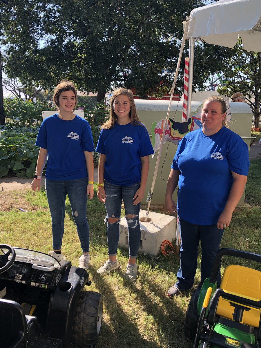 HobbtonFFA's tweet photo. Hobbton FFA had a great time this weekend assisting at the #FieldOfDreams at the @ncstatefair #WeAreHOBBTON ππ #ncffa #AgAwareness https://t.co/bTOzr9h6W1