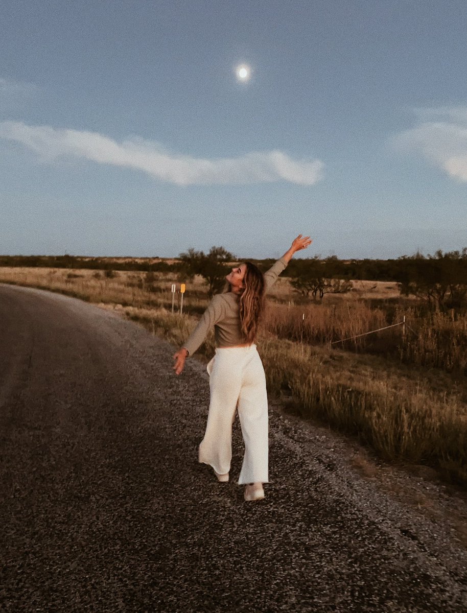 LHicks620's tweet photo. moonlight dancin 🌙 https://t.co/ArwM3aKLvY