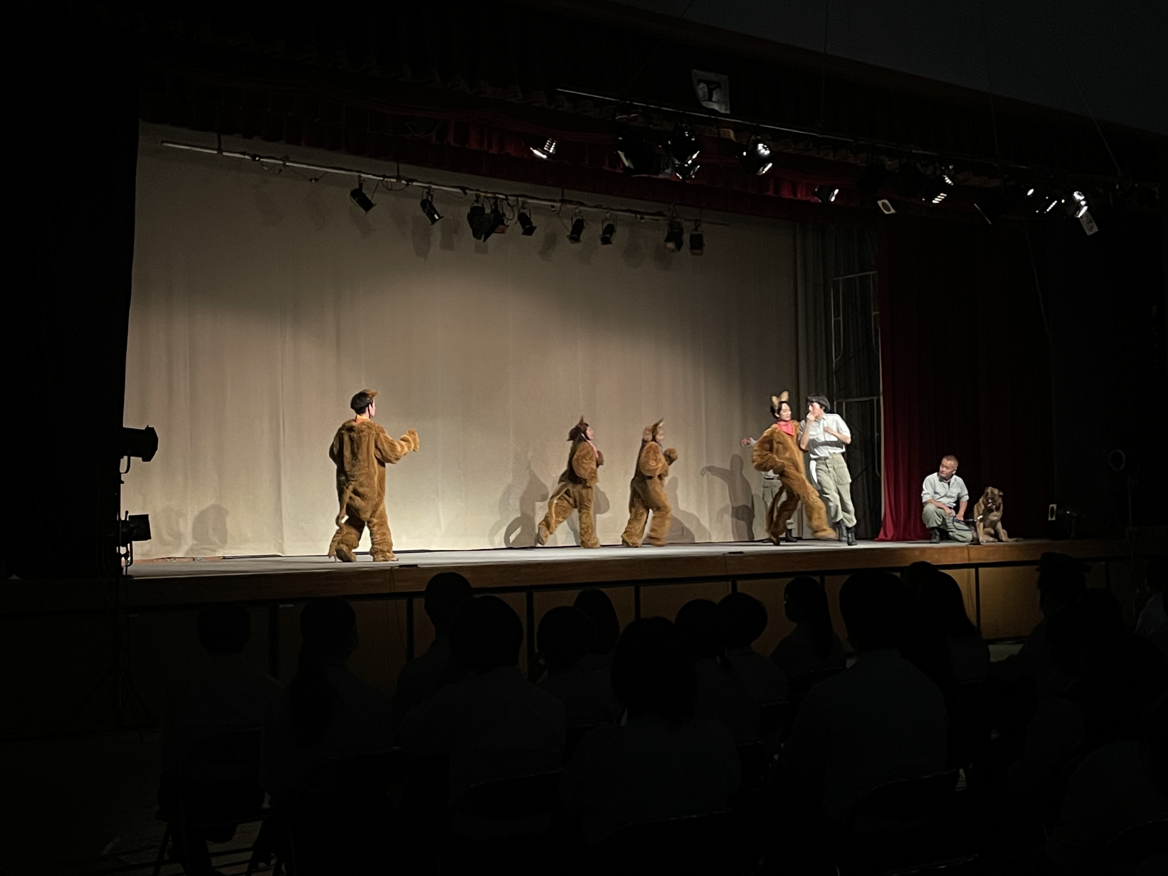 東京都立つばさ総合高等学校 学校生活の様子 先日 本校アリーナにて芸術鑑賞教室が行われました 今年度は 劇団マグネットワールドによる 地雷探知犬ニーナ の演劇鑑賞です 本格的な照明 音響の演出やプロの演技に生徒は心を動かされたようでした