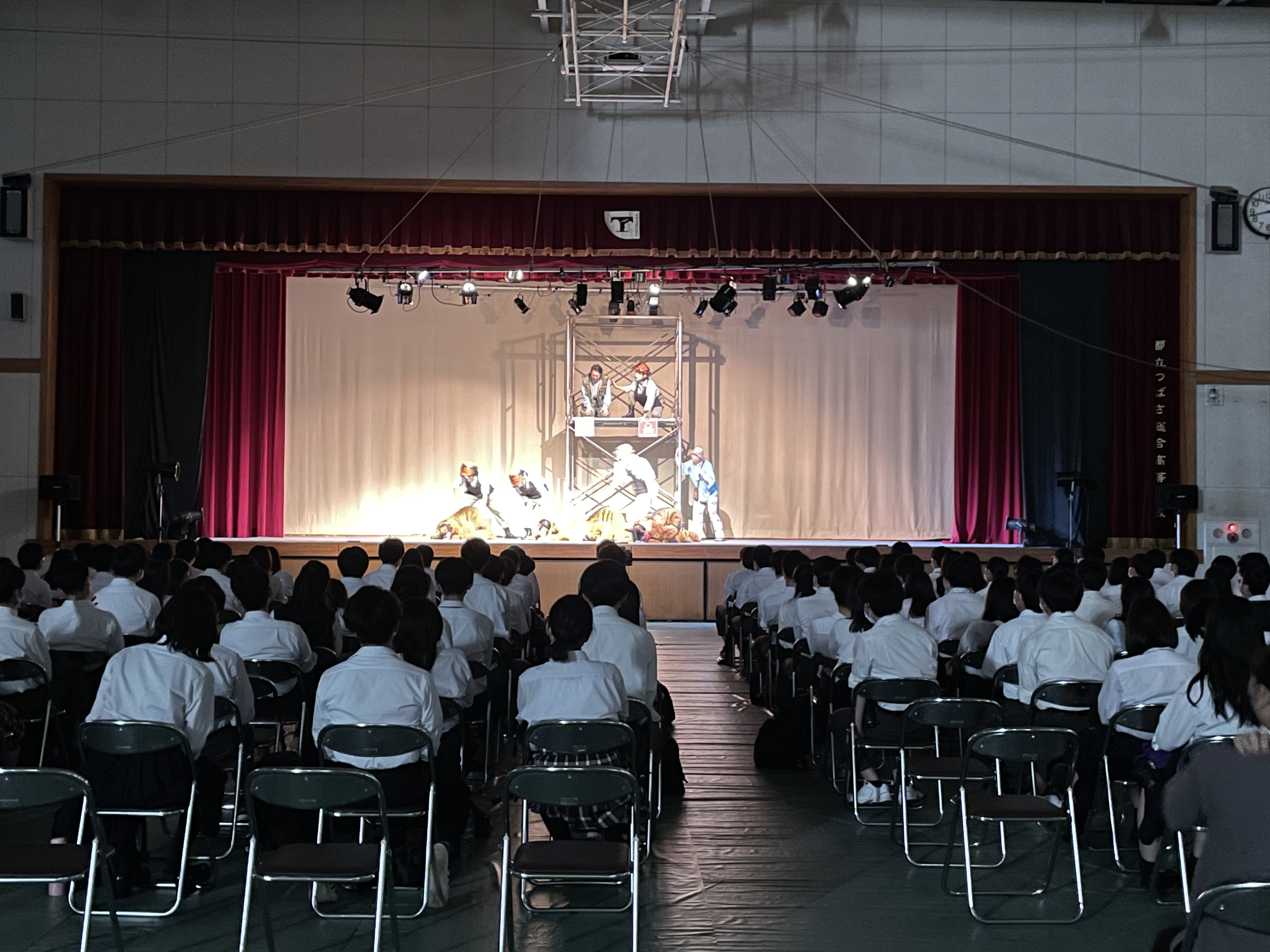 東京都立つばさ総合高等学校 学校生活の様子 先日 本校アリーナにて芸術鑑賞教室が行われました 今年度は 劇団マグネットワールドによる 地雷探知犬ニーナ の演劇鑑賞です 本格的な照明 音響の演出やプロの演技に生徒は心を動かされたようでした