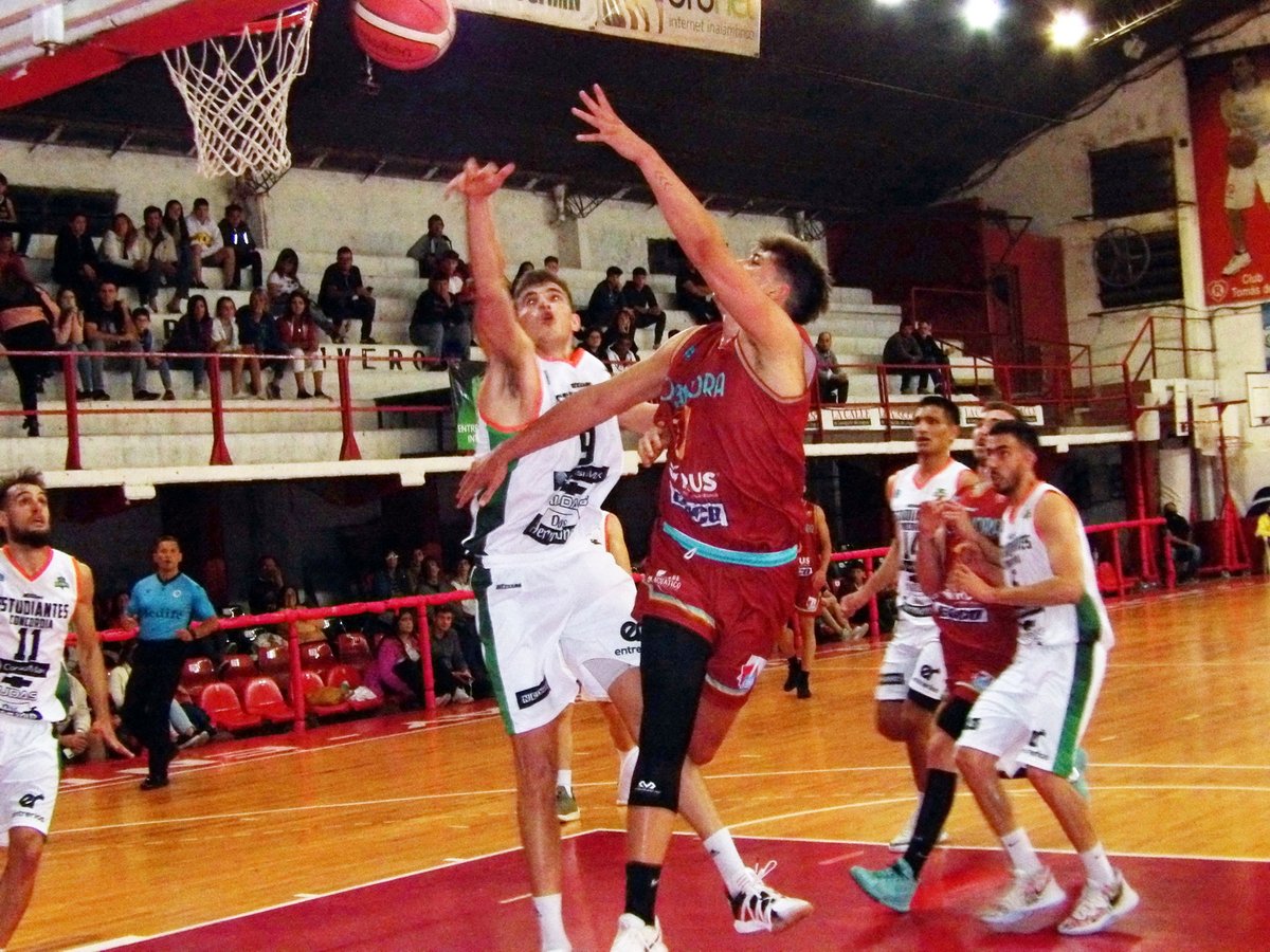 MauriGalarza73's tweet photo. #LigaArgentina @ClubRocamora se lució en el debut y le ganó 83-54 a @estudiantescdia como local. Gran producción colectiva del equipo de Cali Pérez, sustendada en una gran defensa. @galoimpini goleador con 15 pts; @Manu5Gomez 13 pts + 5 reb y 5 asis; @toto001500 10 pts y 6 reb. https://t.co/0hW8SxuBXS