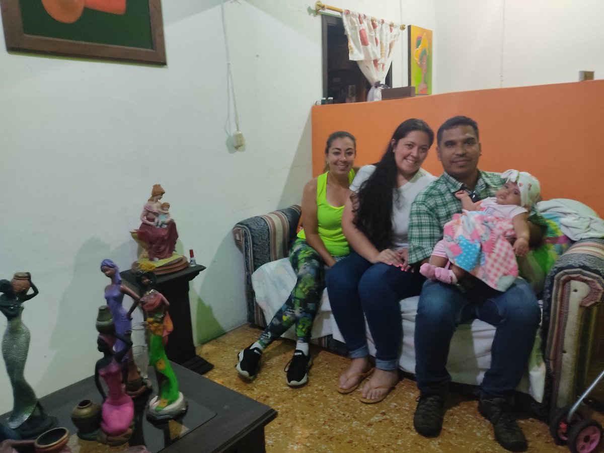 fitobaptista's tweet photo. Después de varios años, juntos otra vez. 

@jesmarcamargo, @asmise, Fito y Valeria 😘 https://t.co/JtaiB1wwNH