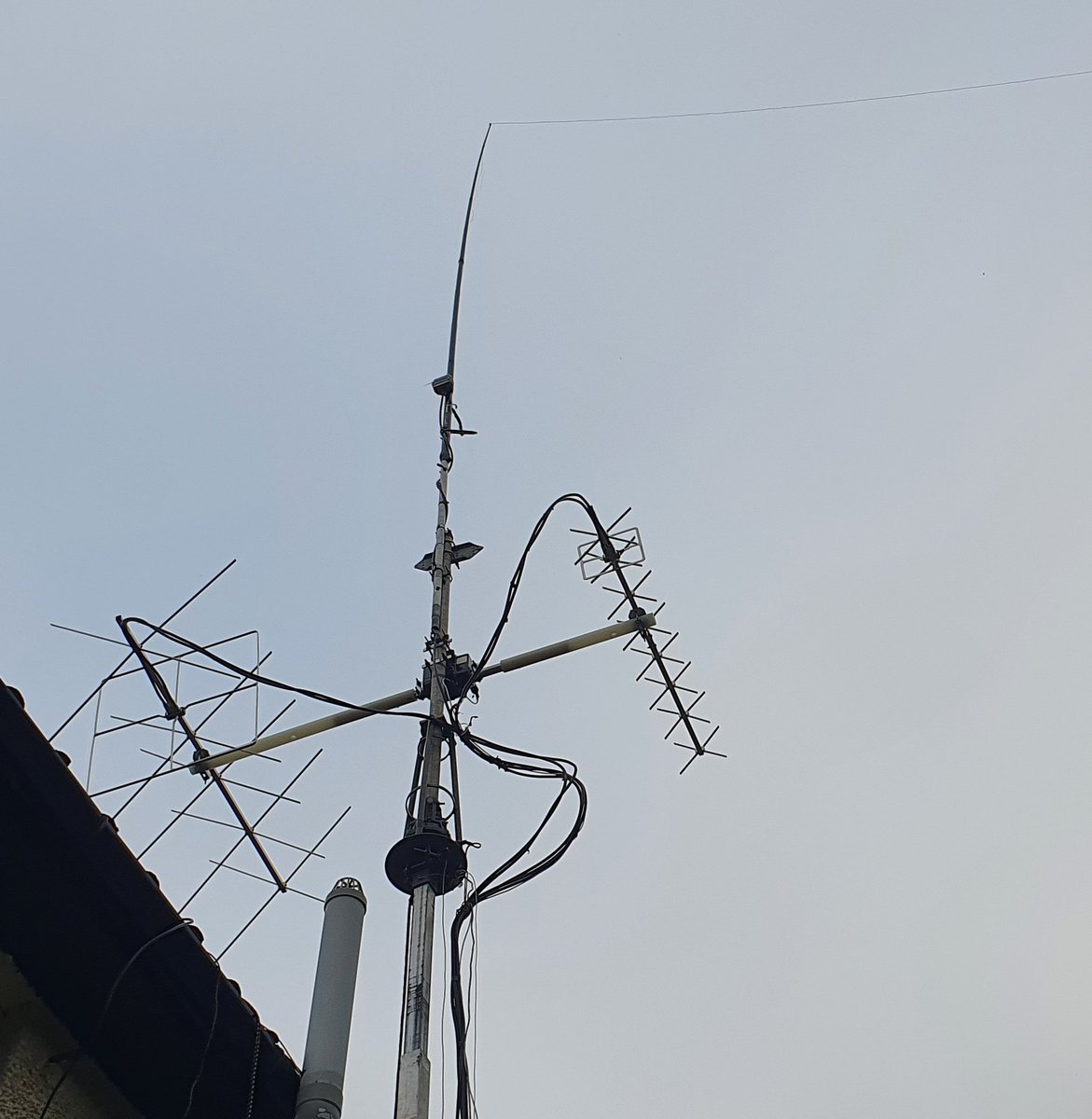M1MLM's tweet photo. Finally got the #wimo #xquad  on the mast over the weekend.  Nice to   catch @2m0sql and @ve1cwj  on #leo sounding even better  #hamradio #amsat #hamr https://t.co/WXgsUD88kD
