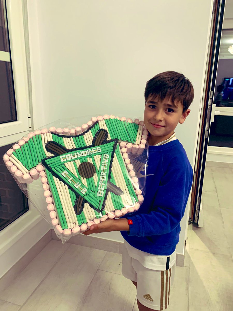💚🤍⚽️🤍💚

Arrancamos la semana felicitando a Enzo por su séptimo cumpleaños 🎉🎁🎊 

Menuda tarta más bonita y con tan buena pinta a elegido para celebrarlo! 🎂

Felicidades jugón!

#colindresyfútbolyfamilia