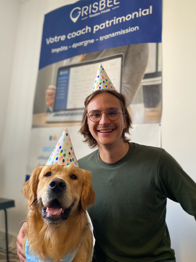 grisbee_app's tweet photo. Pour bien démarrer la semaine, rien de mieux que se réunir autour de l'anniversaire de nos 2 collaborateurs, Jules &amp; Pilote 🐶 🎂 Bon lundi et bonne semaine à tous 😊 ☀️ #Happyatwork #MondayMorning #Startup #Fintech https://t.co/9oEdNd9RIS