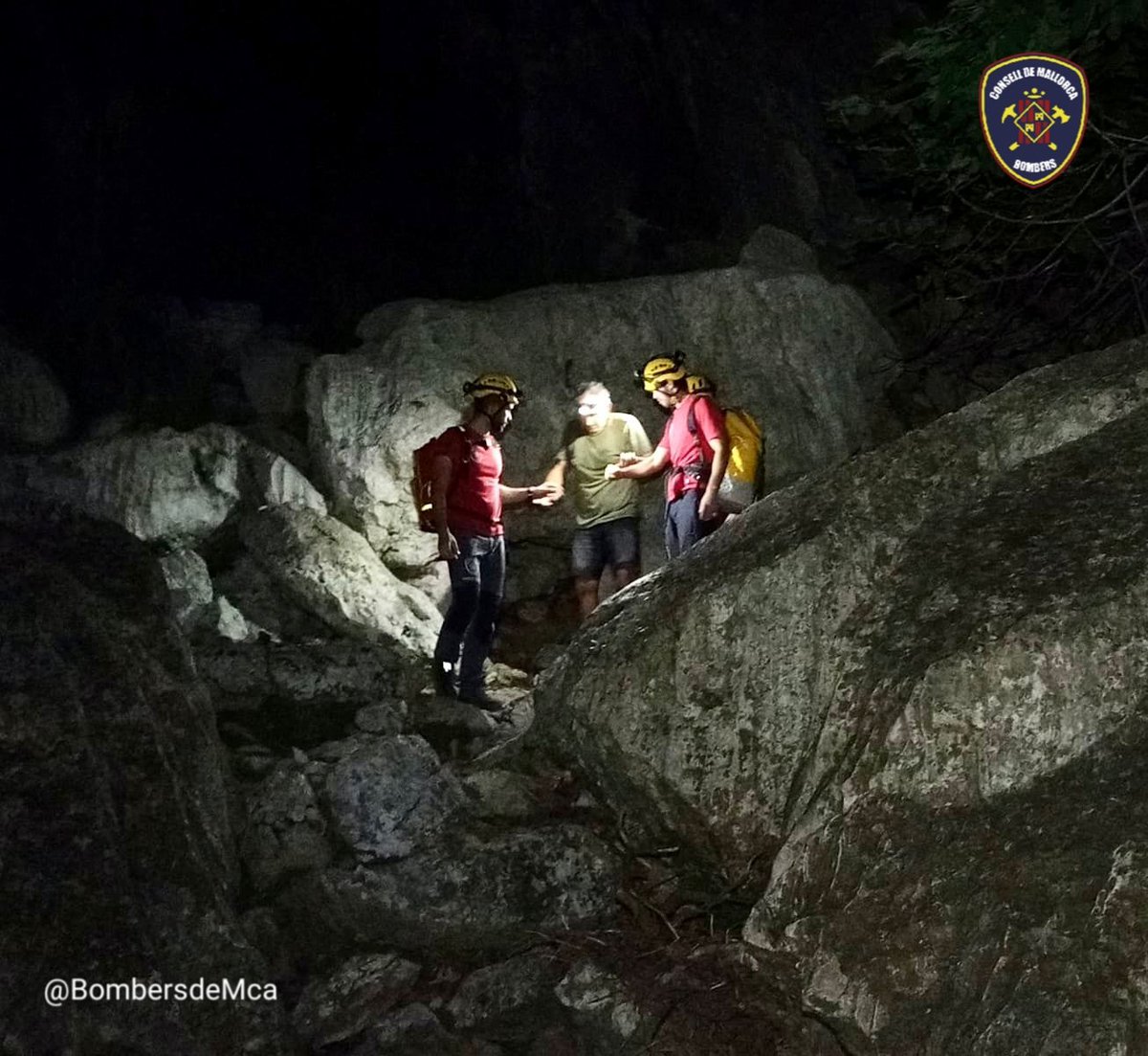 BombersdeMca's tweet image. Ens activen per una recerca al Torrent de Pareis a les 2:00 de la matinada. Eren 4 persones de nacionalitat alemana però residents a Mallorca, sense notícies i sense cobertura.
Han iniciat l'excursió a les 10:00 del matí i encara no havien arribat a casa.