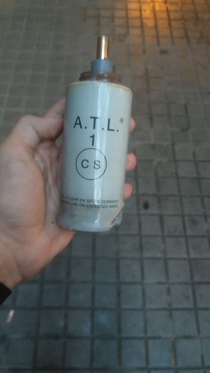 Fins i tot, malgrat explicitar que en cap cas s'ha d'utilitzar en recintes tancats, van llençar-ne dins de l'estació de plaça Catalunya.