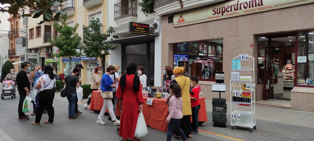 ComercioDB's tweet photo. 🛍️🛍️  MERCADILLO OTOÑAL 🛍️🛍️
Así disfrutamos de uno de nuestros días grandes 👏
Esperamos que disfrutaséis del ambiente y descuentos.
Gracias al  @Ayto_DonBenito por hacerlo posible. https://t.co/DkeRmZiJU3