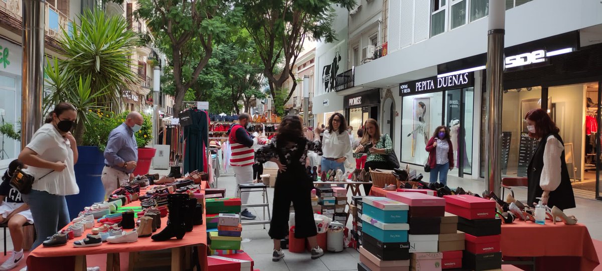 ComercioDB's tweet photo. 🛍️🛍️  MERCADILLO OTOÑAL 🛍️🛍️
Así disfrutamos de uno de nuestros días grandes 👏
Esperamos que disfrutaséis del ambiente y descuentos.
Gracias al  @Ayto_DonBenito por hacerlo posible. https://t.co/DkeRmZiJU3