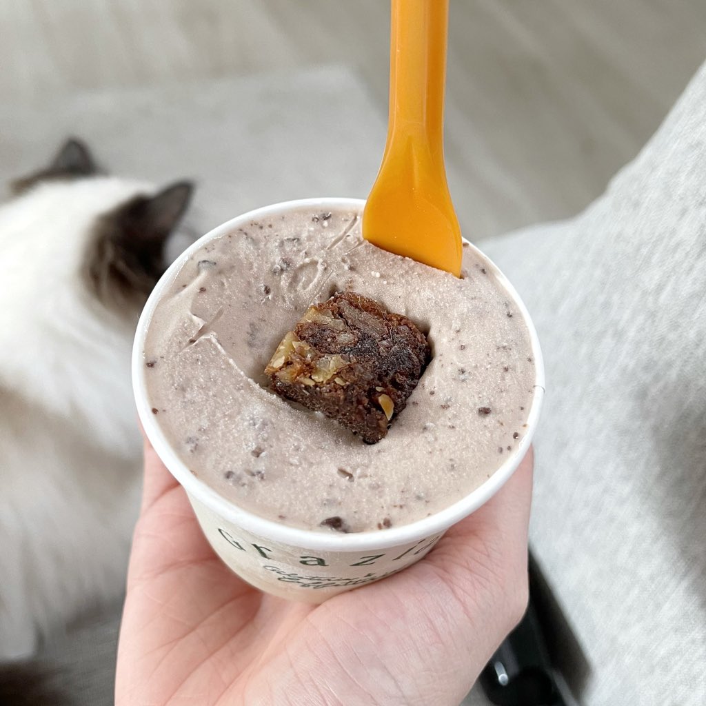 Bonusiie's tweet image. อร่อยมากก ไอติมจากร้าน Grazia ดีไม่ไหว ตักเข้าปากไปคำแรกคือฟินทันที มันแบบไม่หวานไป กำลังดี มีบราวนี่ผสมมาในเนื้อไอติม ขอบคุณร้านที่ส่งมาให้มากๆเลยนะคะ