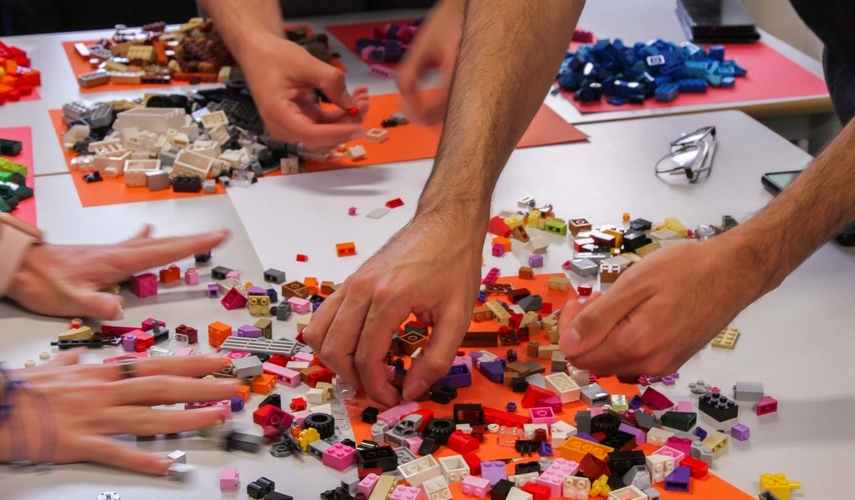 IIMparis's tweet photo. Les Lego, outil d'apprentissage ludique qui permet aux étudiants de la promo 2023 de comprendre la méthode scrum 🔨
👉https://t.co/3f8I3g9XZF
#lego #legoforscrum #scrum #methodescrum #developpementweb #devweb #web https://t.co/sfvlOdsLB0