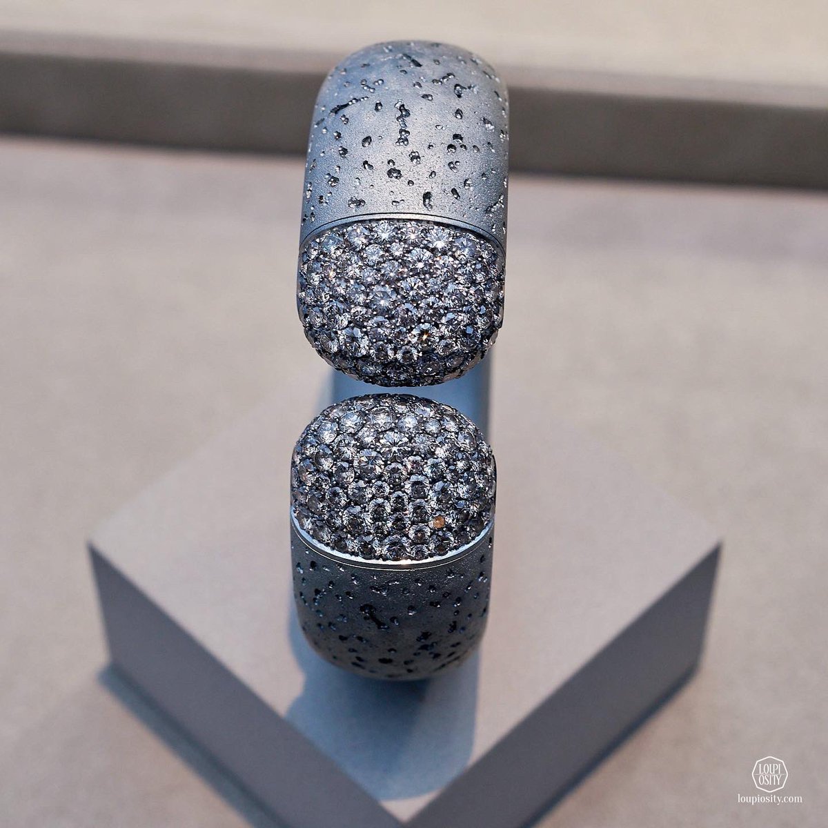 Loupiosity's tweet photo. The #Hemmerle Harmony bangle celebrates its 30th anniversary in 2021. It has many different versions, we saw another amazing one at @DesignMiami – an aluminium and white gold one with diamonds, with the structure of concrete. #designmiamibasel #designmiami #highjewelry https://t.co/i4mWl8Nhs2