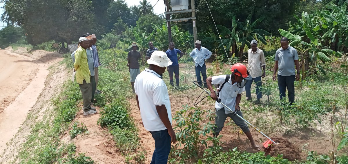 ACAI_IITA's tweet photo. Our #capacity building on contents and use of #AKILIMO DSTs is taking place to last-mile delivery agents (Sprayer operators, Agro dealers, and Lead farmers). A total number of 85 last-mile delivery agents (58 Sprayer operators, 23 Agro-dealers, and 4 Lead farmers) were #trained. https://t.co/BiqDCHVJpo