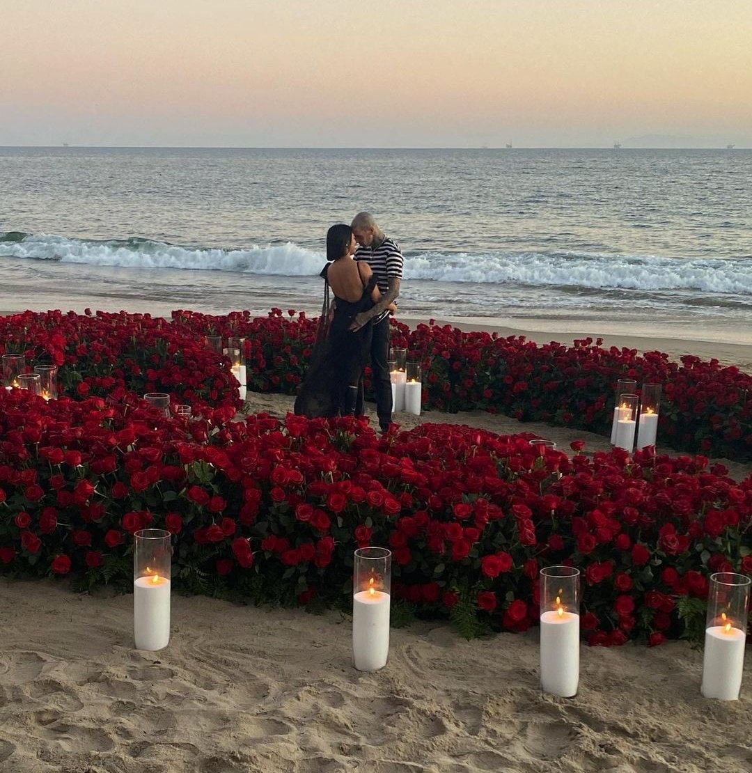 RyokoMagazine's tweet photo. Kourtney Kardashian y Travis Barker se comprometieron en la playa.
https://t.co/HmA1dUMBVZ vía @RyokoMagazine

#Kourtney #travis #TravisBarker https://t.co/gizk6vBO9x
