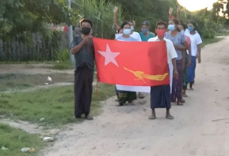 Layla58829085's tweet photo. To oust the military dictators, residents in rural area of #Shwebo Tsp staged their anti-coup demonstration in support of @NUGMyanmar government.
#OurGovernmentNUG
#Oct18Coup  
#WhatsHappeningInMyanmar https://t.co/MjRWDwplPX