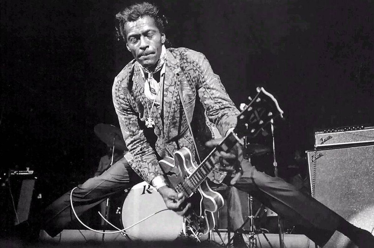 RockFM_ES's tweet photo. Hoy cumpliría 95 años el legendario Chuck Berry, considerado el padre del Rock &amp; Roll, como diría Bruce Springsteen "un gigante de todos los tiempos". Nos dejó en 2017 #RockFMérides https://t.co/VxsLiZiDr6