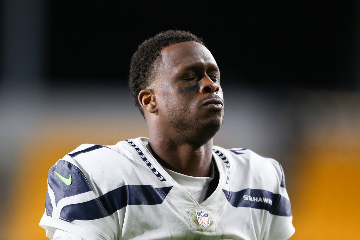 Geno Smith walks off the field after the #Seahawks overtime loss to the #Steelers. 

#SEAvsPIT
