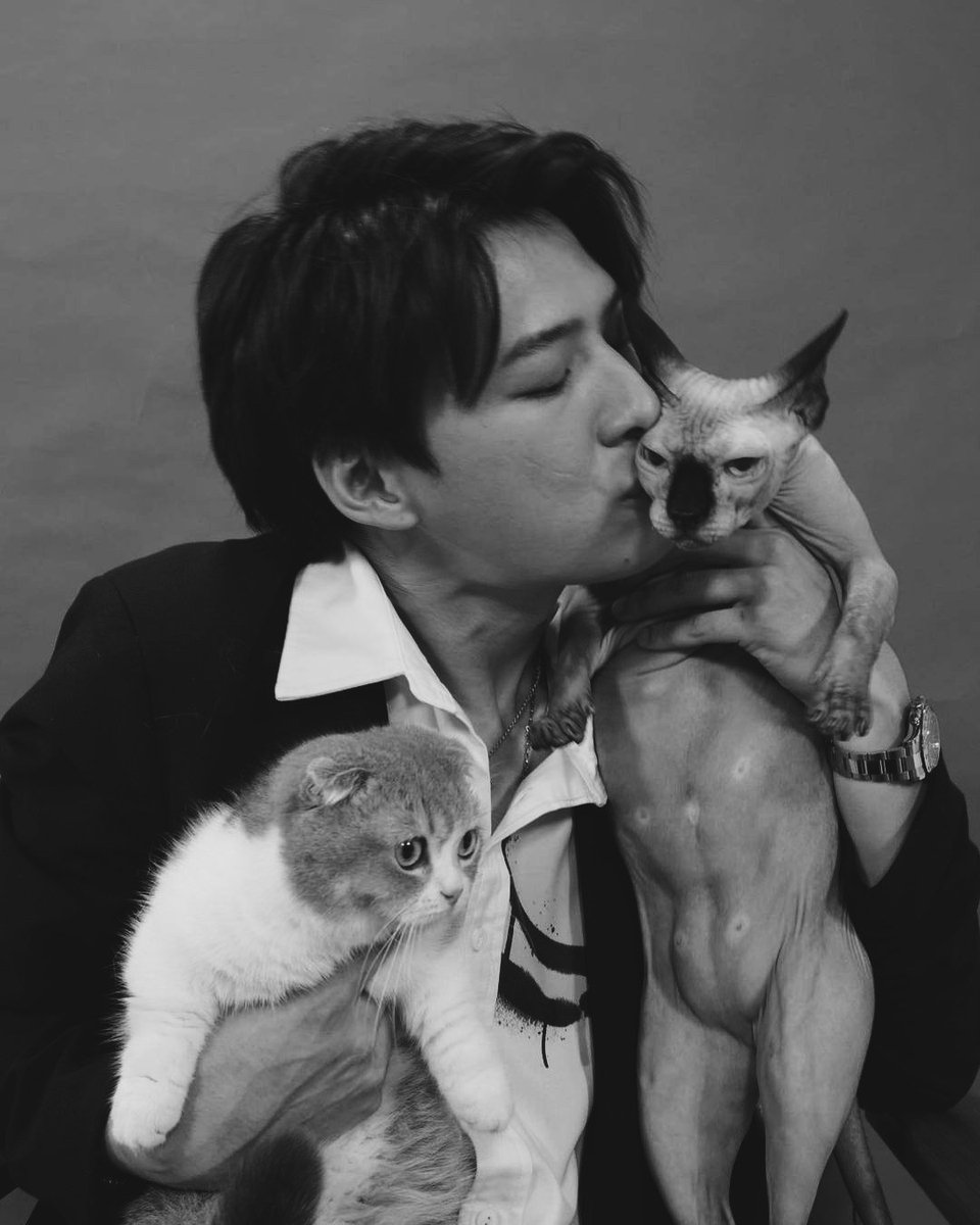 KPERAWATLOOKS's tweet image. plutomuffin 🐱 greeted their papa 💛