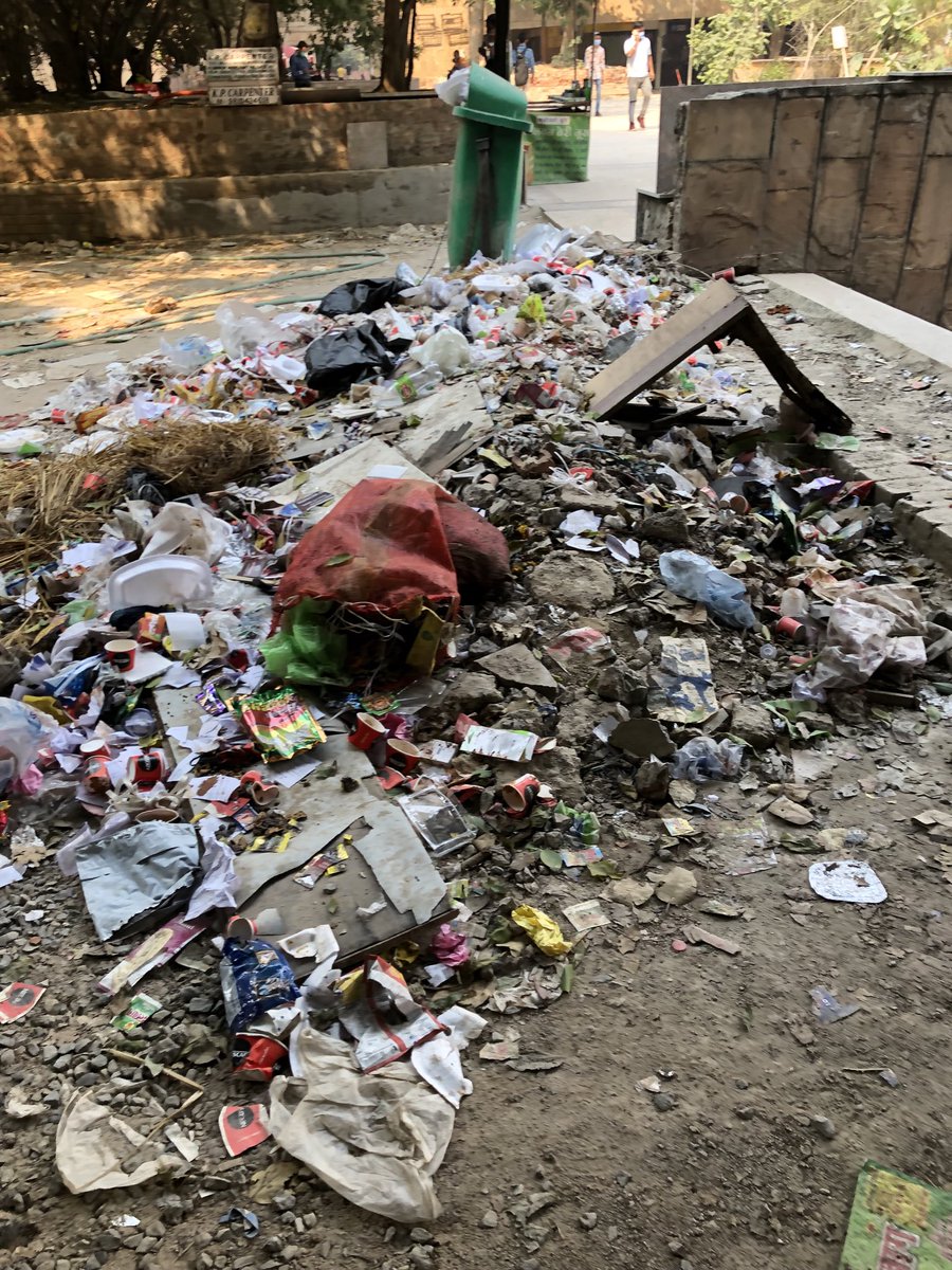 Rvasishtha's tweet photo. Piles of garbage right in the middle of Bhicaji Cama Place. Who’s afraid of Dengue? Incidentally this garbage has not been cleaned for months together. @OfficialSdmc @cmdelhikejriwal @mansukhmandviya https://t.co/smnENoqCP6