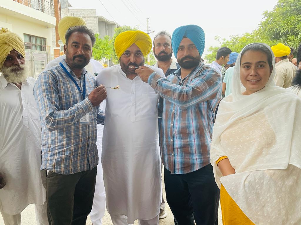 HardeepSinghTo7's tweet photo. ਲੋਕਾਂ ਦੇ ਦਿਲਾਂ ਚ ਵਸਣ ਵਾਲੇ ਯੋਧੇ ਅਤੇ ਪੰਜਾਬੀਆਂ ਦੀ jind jaan @BhagwantMann ਨੂੰ ਜਨਮ ਦਿਨ ਦੀਆ ਬਹੁਤ ਬਹੁਤ ਮੁਬਾਰਕਾ 
ਪਰਮਾਤਮਾ ਤੁਹਾਨੂੰ ਹਮੇਸ਼ਾ ਚੜਦੀ ਕਲ੍ਹਾ ਚ ਰਖੇ ਤੇ ਤੁਸੀ ਹਮੇਸ਼ਾ ਪੰਜਾਬ ਦੇ ਲ��ਕਾਂ ਦੀ ਆਵਾਜ਼ ਬੁਲੰਦ ਕਰਦੇ ਰਹੋ 🙏
ਹਰਦੀਪ ਸਿੰਘ ਤੂਰ ਬਲਾਕ ਪ੍ਰਧਾਨ

@BhagwantMann https://t.co/AColToDrc7 https://t.co/b2EnqfE7SC