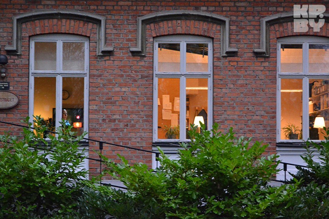 Оставил дома окно открытым. Окно с улицы. Окно вид с улицы. Окна домов в Голландии. Шведские окна.